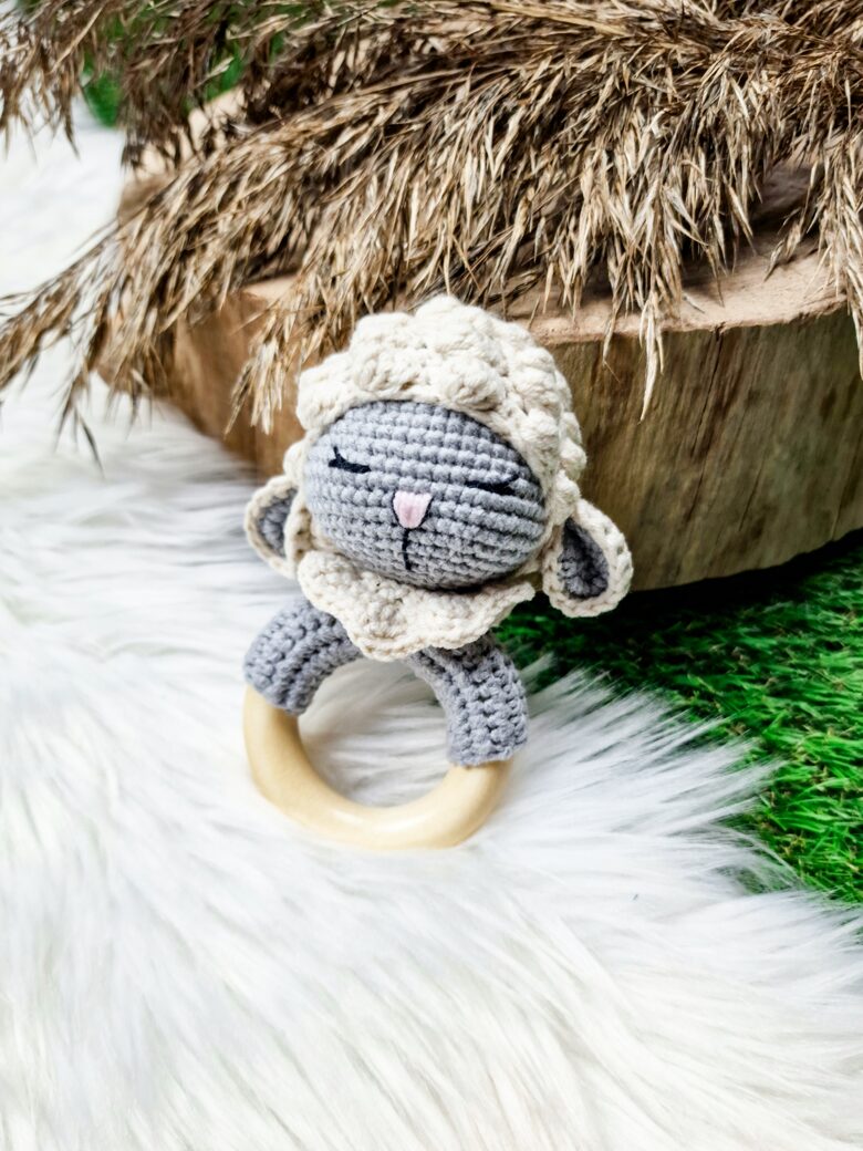 Graužamriņķis "Aitiņa"- Pelēka/Bēša (ar grabuli)