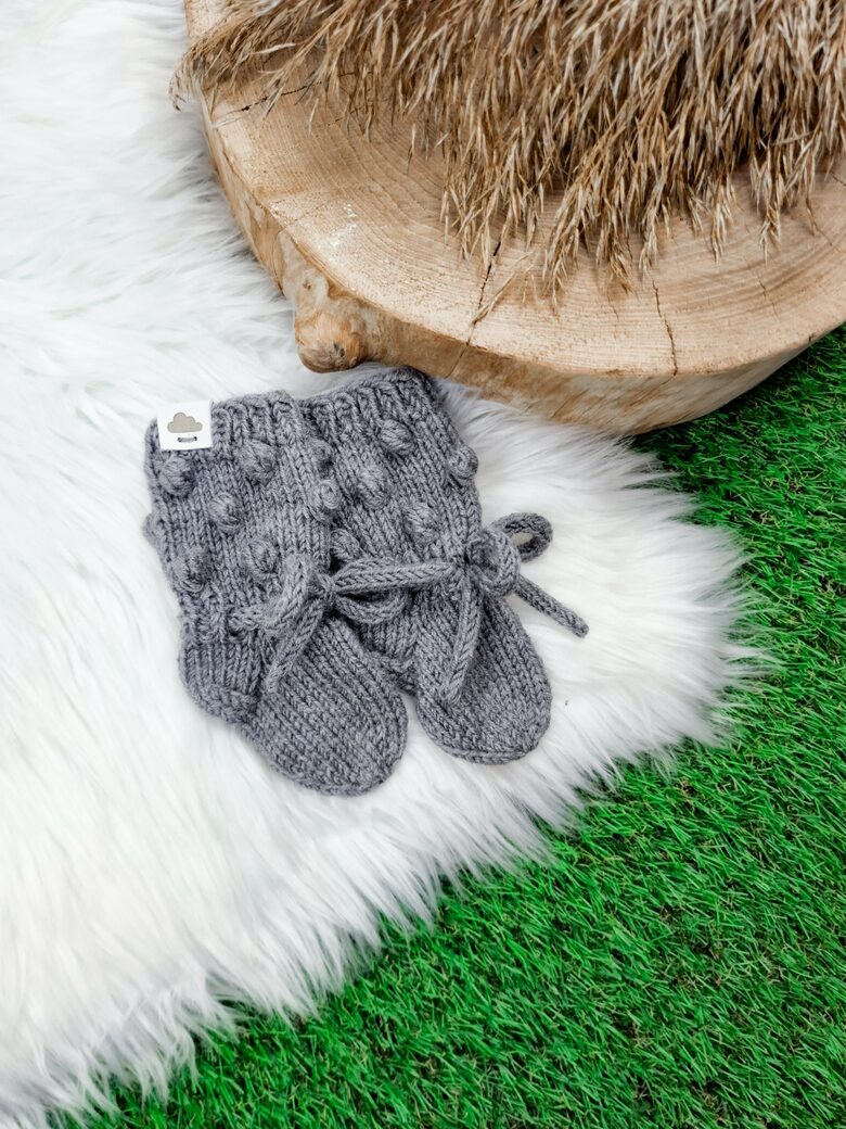 Adītas zeķītes ar pumpiņām- Pelēkas