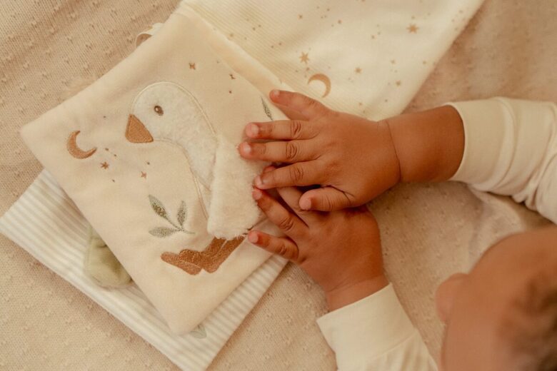 Little Dutch mīkstā aktivitāšu grāmata ´Newborn Naturals´