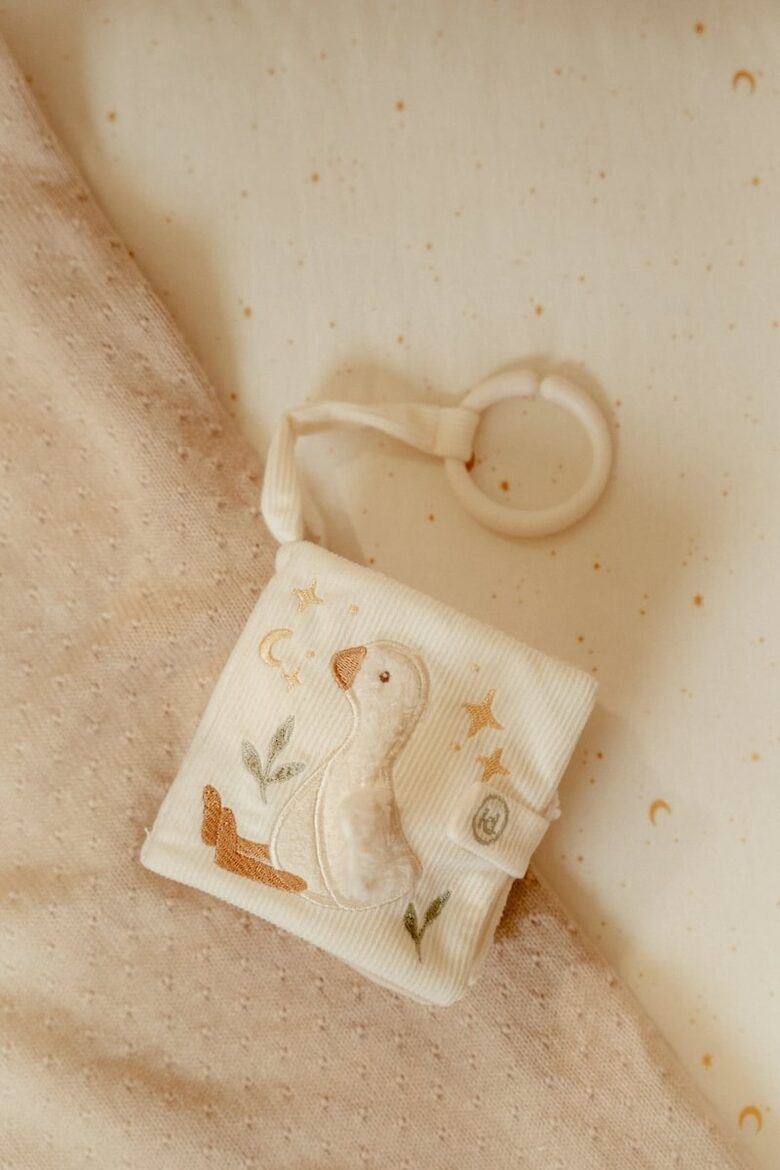 Little Dutch mazā mīkstā aktivitāšu grāmata ´Newborn Naturals´