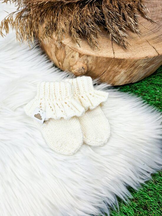 Adītas zeķītes ar volānu- Piena baltas