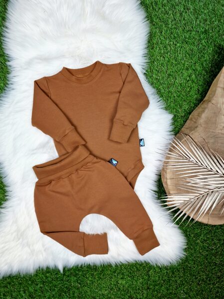 Komplekts džemperis- bodijs + bikses- brūns