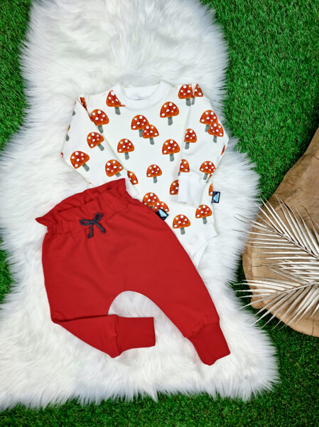 Komplekts džemperis- bodijs "Sēnes"+ bikses sarkanas (ar savilktu jostasvietu)
