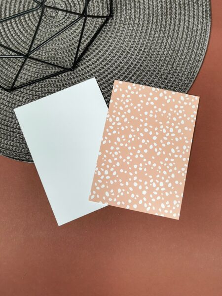 Apsveikuma kartīte "Punktiņi", balti